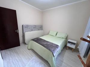 ein kleines Schlafzimmer mit einem Bett in einem Zimmer in der Unterkunft Casa aconchegante a beira mar in Ilha Comprida + 16 Fotos