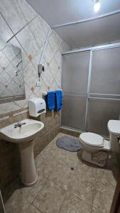 un bagno con lavandino, WC e doccia di Los Profesionales Casa Independiente a Cuzco Altre 10 foto