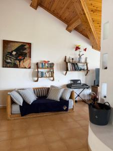 ein Wohnzimmer mit Sofa und Tisch in der Unterkunft Villa Ferreirinha in Santa Cruz das Flores