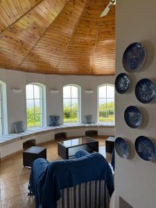 ein Wohnzimmer mit blauen und weißen Platten an der Wand in der Unterkunft Villa Ferreirinha in Santa Cruz das Flores