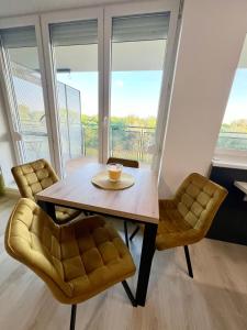 Un comedor con una mesa y dos sillas. en Eternity Apartment, en Štúrovo