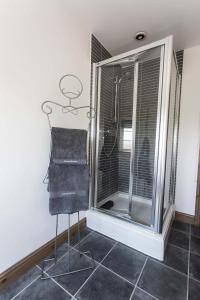 Ένα μπάνιο στο Lincoln Holiday Retreat Lodge with Private Hot Tub