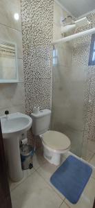 a bathroom with a toilet and a sink at Chalé Mirante do Salto in Rio Forcação +22 photos