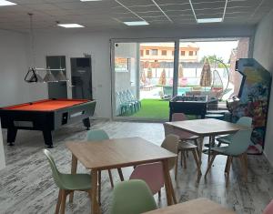 a room with a pool table and tables and chairs at Pisos viajer@s in O Grove