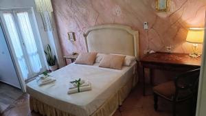 a bedroom with a bed and a desk and a bed at Relais L'Eucalipto in Sant'Agata de' Goti