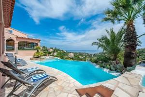 une villa avec piscine et palmiers dans l'établissement CASA-Capussambre spacious villa with sea view heated pool air con sauna Les Issambres, aux Issambres 31 autres photos