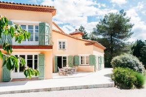 an exterior view of a house with a patio at Casa-Manon grande maison de vacances avec piscine in Barjols