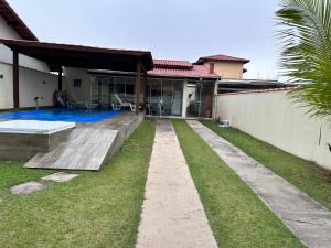 ein Haus mit einem Swimmingpool im Hof in der Unterkunft Casa aconchegante a beira mar in Ilha Comprida