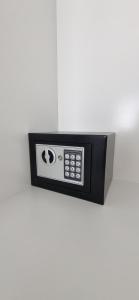 eine Mikrowelle an einer weißen Wand befestigt in der Unterkunft Moderno departamento a estrenar in Alta Gracia