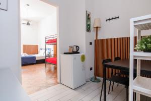 Kuchyň nebo kuchyňský kout v ubytování Inside Chiaia Rooms