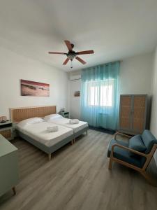 ein Schlafzimmer mit Bett und Deckenventilator in der Unterkunft Villa San Leo in San Leone