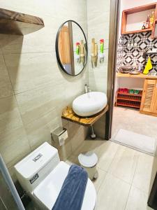 Koupelna v ubytování 305MSNK Luxe Twin Studio I Balcony & Kitchen + 14 fotografií