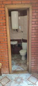 un baño con inodoro y lavabo en Дом у моря, en Chornomorsk
