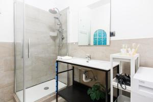 Koupelna v ubytování Inside Chiaia Rooms + 50 fotografií