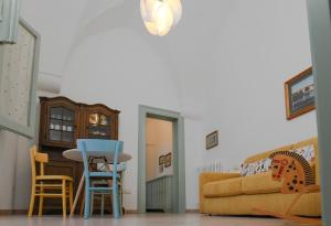 a living room with a couch and two chairs at Corte delle rondini in Calimera
