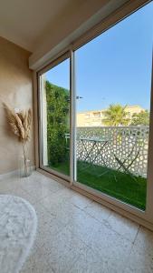 a room with a large window with a view of a yard at Entre Ciel&Mer in Palavas-les-Flots