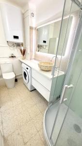 a bathroom with a sink and a washing machine at Entre Ciel&Mer in Palavas-les-Flots +8 photos