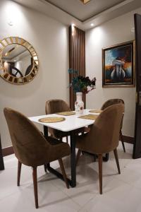 Posezení v ubytování Modern 2BR near Clifton Sea View 5min Netflix, Parking
