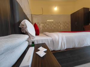 Postel nebo postele na pokoji v ubytování Mayura Inn