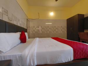 Postel nebo postele na pokoji v ubytování Mayura Inn