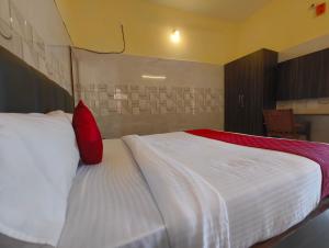 Postel nebo postele na pokoji v ubytování Mayura Inn