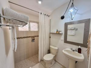 un bagno con un water, un lavandino e uno specchio di Escala HMO a700 mts del Consulado americano a Hermosillo Altre 15 foto