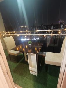 einen Tisch und Stühle auf einem Balkon mit Stadtblick in der Unterkunft Darshana Studios -Feel the luxury fully furnished in Noida