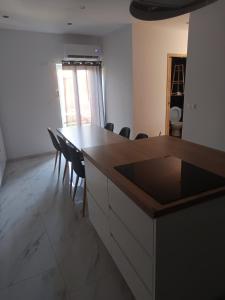 ヴィアにあるappartements familialの部屋にテーブルと椅子のあるキッチン