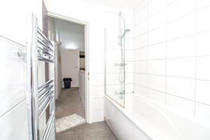 Ванная комната в 2BR Flat WiFi, Parking Contractors & Families +87 фотографий