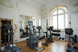 
The fitness center and/or fitness facilities at Hôtel Raphael
