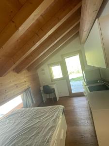Η κουζίνα ή μικρή κουζίνα στο Alpine Dream Chalet with Spa close to Lake Geneva