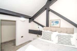 Кровать или кровати в номере 2BR Flat WiFi, Parking Contractors & Families