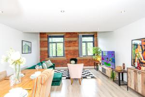 Гостиная зона в 2BR Flat WiFi, Parking Contractors & Families
