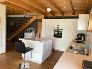 Η κουζίνα ή μικρή κουζίνα στο Alpine Dream Chalet with Spa close to Lake Geneva