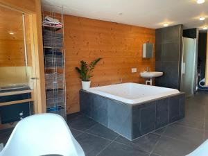 Ένα μπάνιο στο Alpine Dream Chalet with Spa close to Lake Geneva