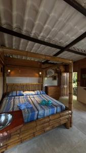 Ένα ή περισσότερα κρεβάτια σε δωμάτιο στο Hostal CASA COLIBRI MINCA