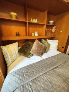 Postel nebo postele na pokoji v ubytování Cozy small apartment