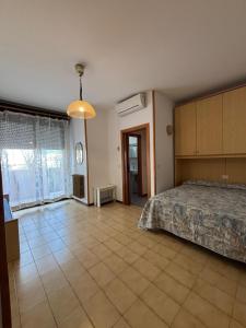 1 dormitorio grande con 1 cama y ventana grande en Appartamenti CALDERONE, en Rímini 26 fotos más