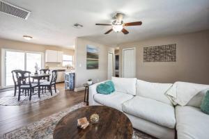 Istumisnurk majutusasutuses Apollo Beach Retreat - 3BR - Pool - Backyard -BBQ