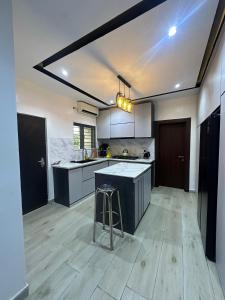 Una cocina o cocineta en Alpha Luxury Residence
