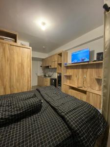 Кухня или мини-кухня в apartemen urbantown serpong by lens room
