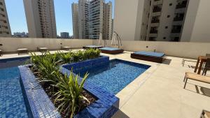 Bazén v ubytování Apartamento completo na melhor localização de Londrina - Gleba Palhano 300m Shopping e Lago Igapó nebo v jeho okolí
