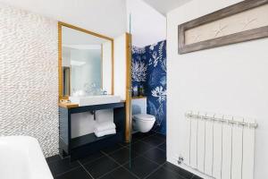 帕兹托Bryn Cottage的带水槽、镜子和马桶的浴室