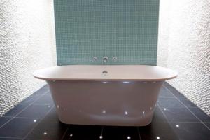 帕兹托Bryn Cottage的带浴缸的浴室和绿色的墙壁