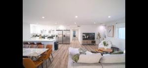 Una sala de estar y una cocina con un sofá y una mesa. en The Command Suite Urban Comfort Near USC, en Los Ángeles 23 fotos más