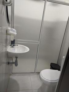 a bathroom with a toilet and a sink at Mami yola 2 in Valledupar