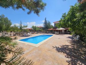 The swimming pool at or close to Alojamientos rurales el hosquillo, lugar de bienestar