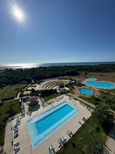 an overhead view of a pool at a resort at Blue Sea OLIMP by Any - Etaj PREMIUM cu vedere la Mare in Olimp