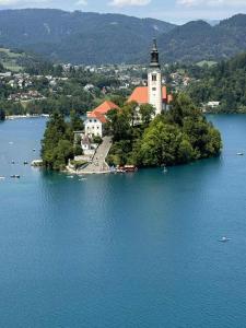 een kerk op een eiland midden in een meer bij Blue Sky Apartment in Bled