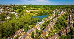 una vista aerea di una città con un fiume di Ping Pong Flat a Londra